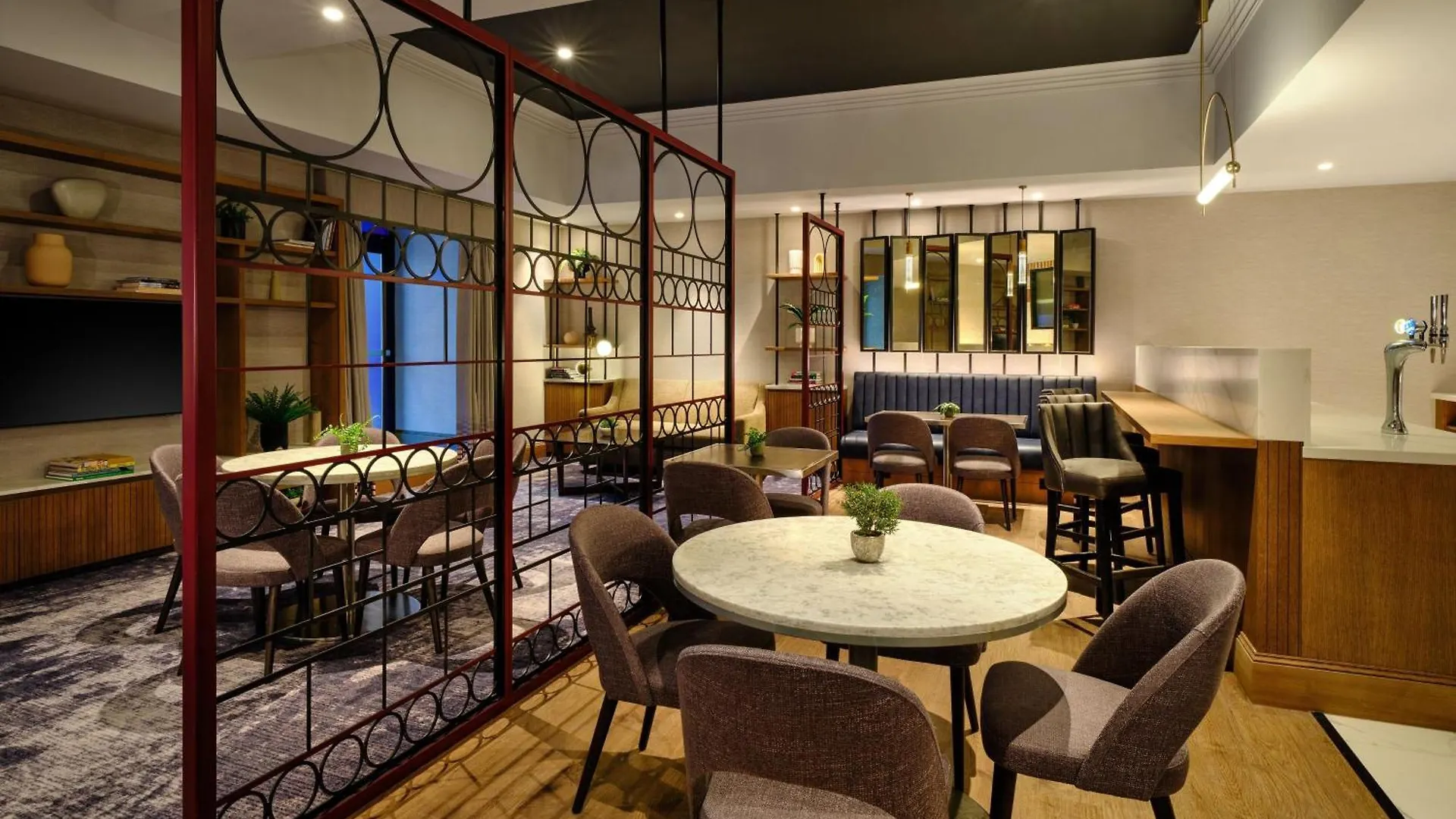 Edinburgh Marriott Hotel Holyrood 4*,  Storbritannien