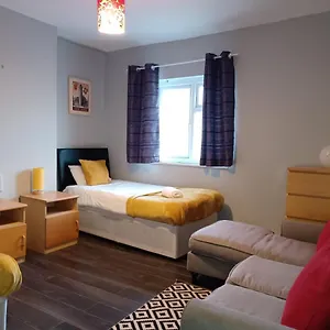 Pearson House - Huku Kwetu 3 Bedroom End Of Terrance House - Family And Business Group Self Catering -huku Kwetu United Kingdom