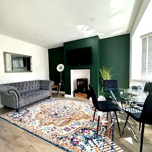Sophisticated With Beautiful & Large Garden United Kingdom