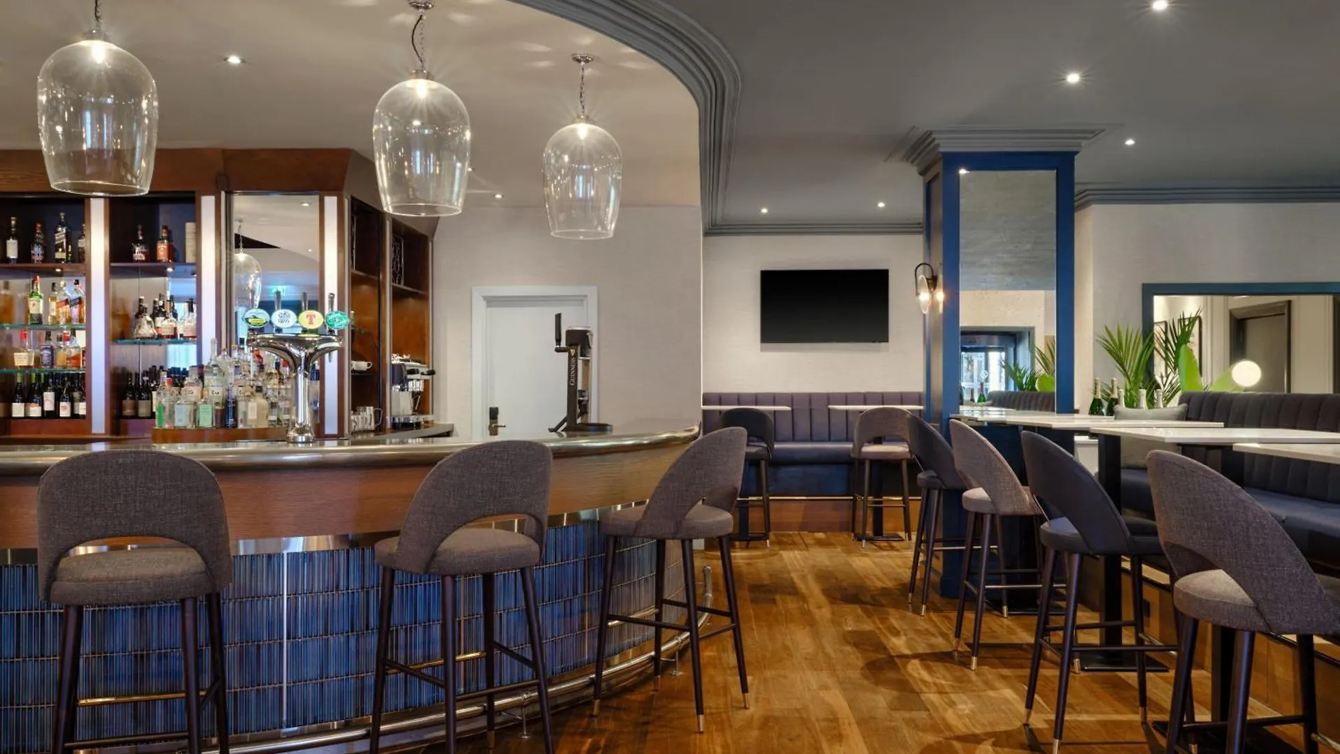 Edinburgh Marriott Hotel Holyrood 4*,